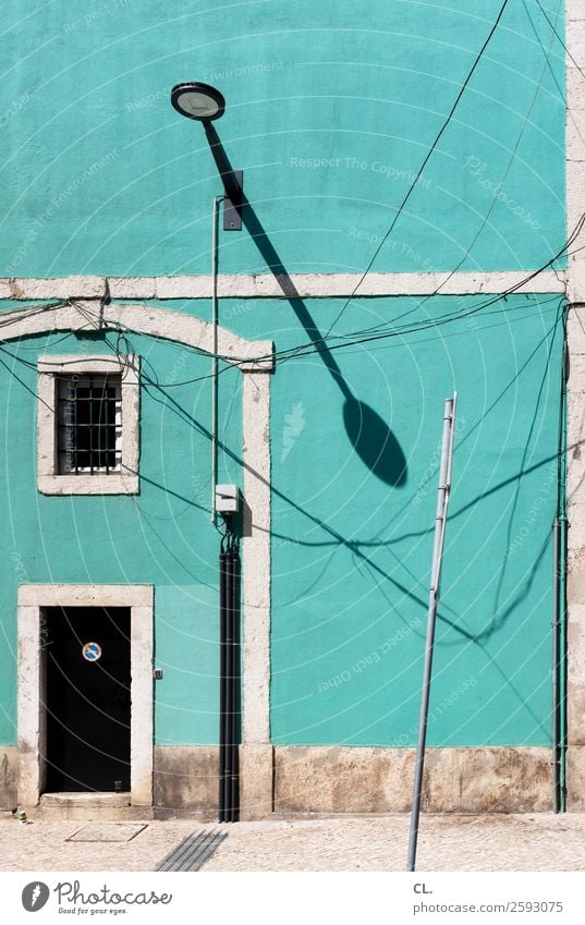 rua rodrigues faria Städtereise Sommerurlaub Kabel Schönes Wetter Lissabon Portugal Stadtzentrum Menschenleer Haus Gebäude Architektur Mauer Wand Fenster Tür