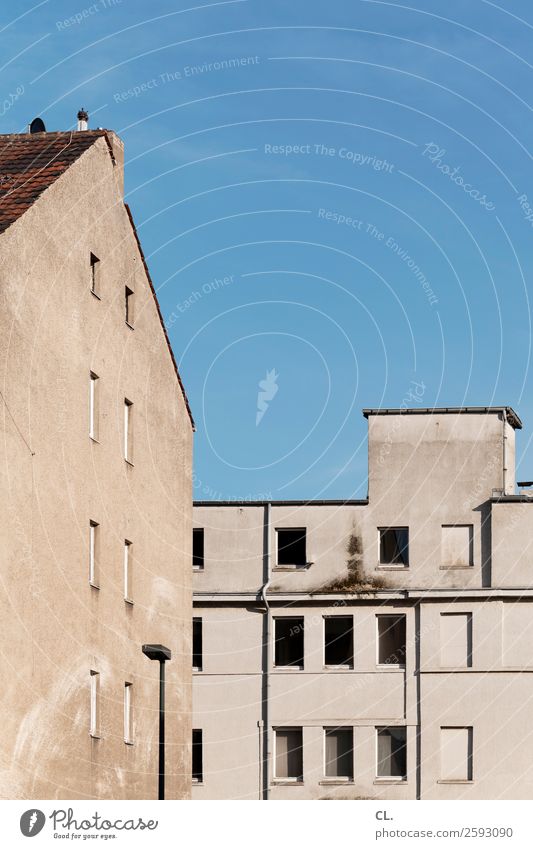 leerstand Wolkenloser Himmel Schönes Wetter Stadt Menschenleer Haus Gebäude Architektur Mauer Wand Fassade Fenster alt dreckig kaputt trist Verfall