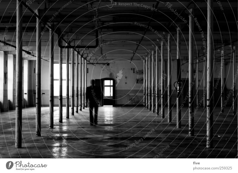 weg Mensch maskulin Junger Mann Jugendliche Erwachsene Körper 1 Haus Hochhaus Industrieanlage Fabrik Platz Bauwerk Gebäude Architektur Mauer Wand Fenster Tür