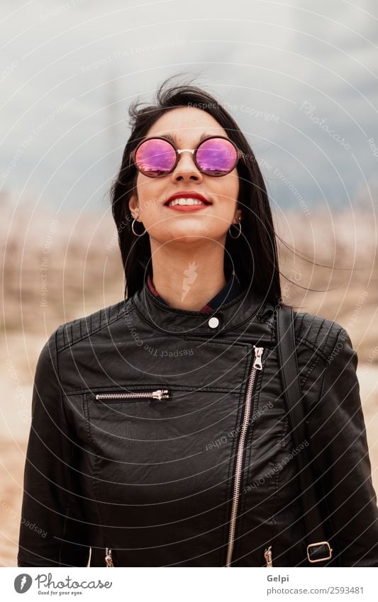 Hübsches brünettes Mädchen Stil Glück schön Gesicht Mensch Frau Erwachsene Lippen Natur Park Mode Jacke Leder Sonnenbrille Denken Lächeln Fröhlichkeit lang