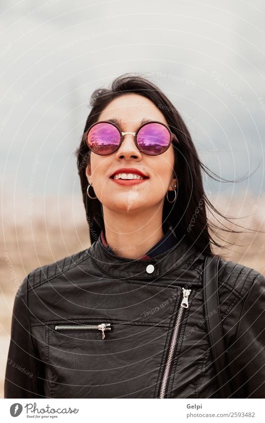 Hübsches brünettes Mädchen Stil Glück schön Gesicht Mensch Frau Erwachsene Lippen Natur Park Mode Jacke Leder Sonnenbrille Denken Lächeln Fröhlichkeit lang