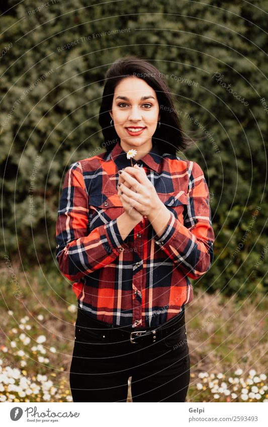 Hübsches brünettes Mädchen Lifestyle Freude Glück schön Gesicht Wellness Erholung Mensch Frau Erwachsene Natur Himmel Blume Gras Blüte Park Wiese Lächeln