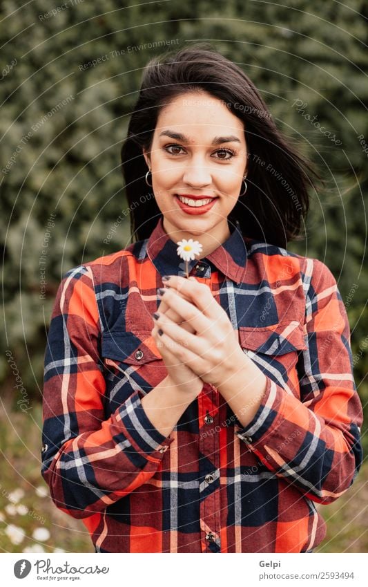 Hübsches brünettes Mädchen Lifestyle Freude Glück schön Gesicht Wellness Erholung Mensch Frau Erwachsene Natur Himmel Blume Gras Blüte Park Wiese Lächeln