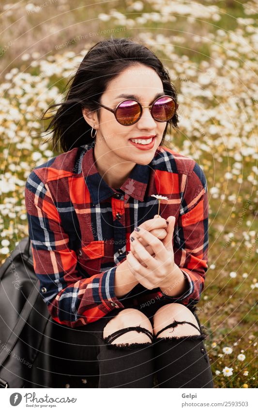 Hübsches brünettes Mädchen Lifestyle Freude Glück schön Gesicht Wellness Erholung Mensch Frau Erwachsene Natur Himmel Blume Gras Blüte Park Wiese Sonnenbrille