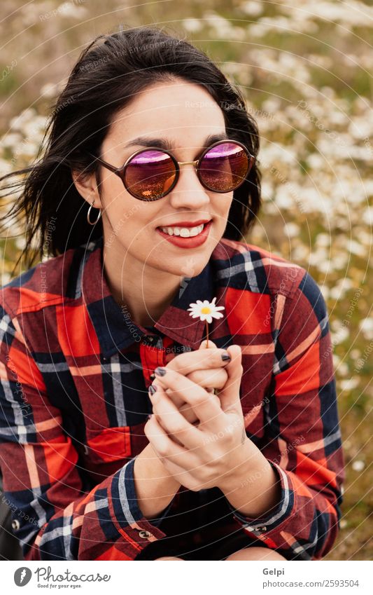 Brünettes Mädchen Lifestyle Freude Glück schön Gesicht Wellness Erholung Mensch Frau Erwachsene Natur Himmel Blume Gras Blüte Park Wiese Sonnenbrille Lächeln