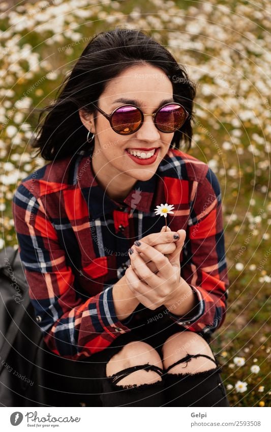 Hübsches brünettes Mädchen Lifestyle Freude Glück schön Gesicht Wellness Erholung Mensch Frau Erwachsene Natur Himmel Blume Gras Blüte Park Wiese Sonnenbrille