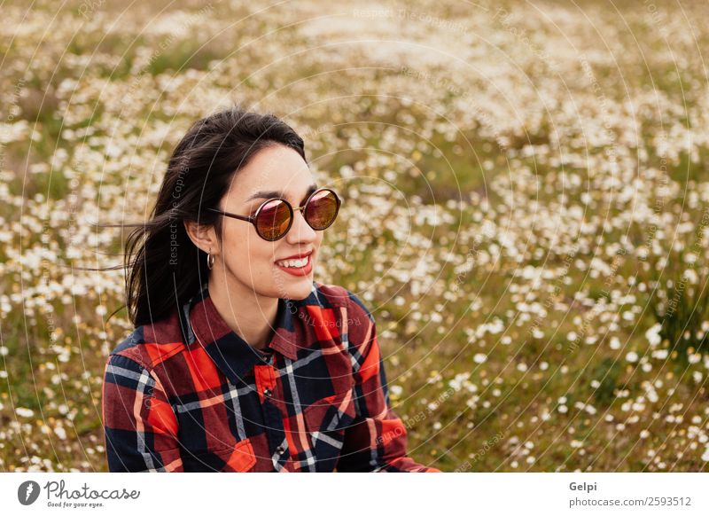 Brünettes Mädchen Lifestyle Freude Glück schön Gesicht Wellness Erholung Mensch Frau Erwachsene Natur Himmel Blume Gras Blüte Park Wiese Sonnenbrille Lächeln