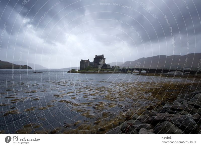 Eilean Donan Castle in Schottland Turm Bauwerk Gebäude Sehenswürdigkeit Wahrzeichen Denkmal blau grau dunkel Herbst Jahreszeiten Europa Burg oder Schloss