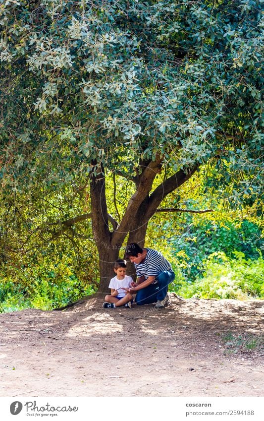 Der kleine Junge und seine Großmutter saßen unter einem riesigen Baum. Lifestyle Stil Freude Glück schön Leben Freizeit & Hobby Sommer Garten Kind Mensch