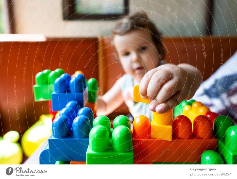 Kind spielt mit Würfeln Freude Freizeit & Hobby Spielen Kindergarten Schule Baby Kleinkind Kindheit Gebäude Spielzeug klein Kinderzimmer Blöcke Mädchen Bildung