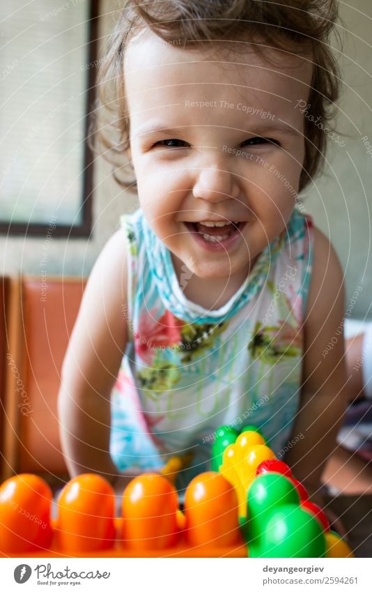 Lächelndes kleines Mädchen Freude Glück schön Gesicht Spielen Kind Mensch Baby Kindheit Fröhlichkeit niedlich weiß Behaarung Kinder jung Hintergrund heiter