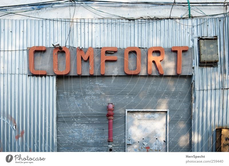 Comfort Tel Aviv Israel Gebäude Fassade Metall Schriftzeichen Schilder & Markierungen trashig trist Stadt rot silber Komfort bequem Widerspruch widersprüchlich