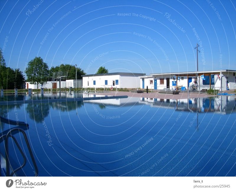 Leeres Freibad Weitwinkel Freizeit & Hobby gutes Wetter Blauer Himmel ruhiges Wasser keine Besucher