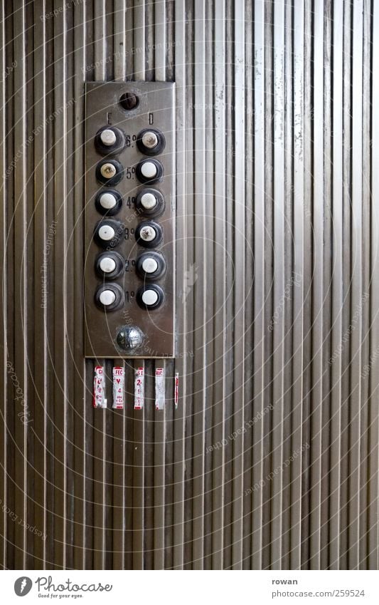 klingeln Stadtzentrum Haus Mauer Wand Tür Namensschild Klingel alt retro rund trist grau Schalter Eingang Metall Mehrfamilienhaus Häusliches Leben dreckig