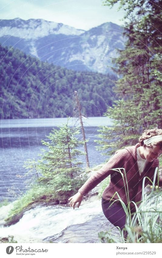 Lange her feminin Junge Frau Jugendliche 1 Mensch 18-30 Jahre Erwachsene Alpen Berge u. Gebirge Fluss Lächeln Glück retro blau Freude ruhig Außenaufnahme Tag