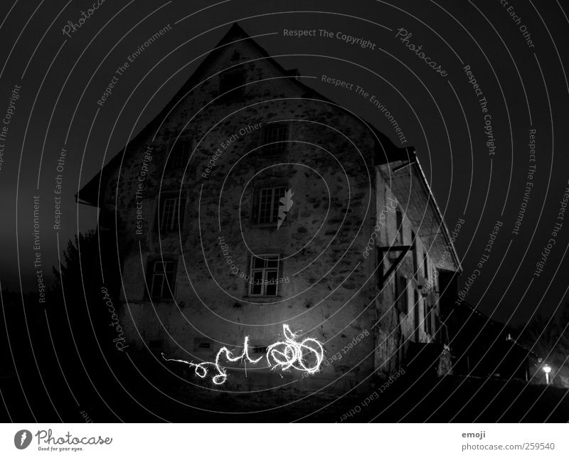 grosses Koffein-Glühwürmchen Haus Einfamilienhaus Hütte Mauer Wand Fassade Fenster außergewöhnlich dunkel Langzeitbelichtung Nachtaufnahme malen Licht