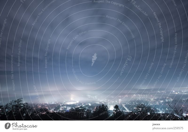 Über den Dächern Wolken Nachthimmel Horizont Herbst Nebel Stadt Skyline Unendlichkeit hell kalt blau schwarz weiß Energie Umwelt Ferne Karlsruhe Lichtermeer