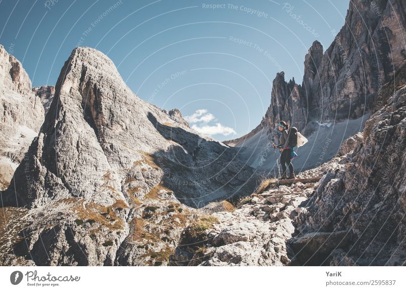 steiniger Blick Ferien & Urlaub & Reisen Tourismus Ausflug Abenteuer Ferne Freiheit Berge u. Gebirge wandern feminin Junge Frau Jugendliche Erwachsene 1 Mensch