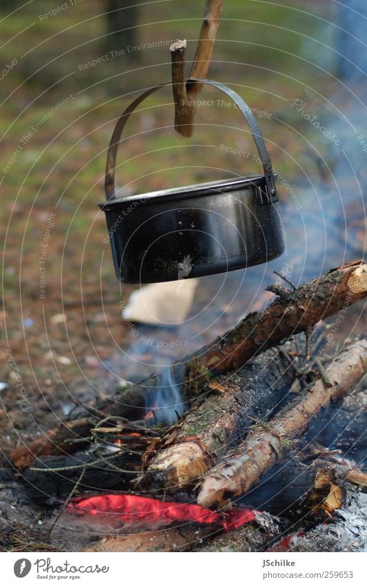 old school cooking Picknick Topf Abenteuer Ferne Safari Expedition Camping Natur Holz einfach ruhig Pfadfinder kochen & garen Brand Feuerstelle Steinzeit