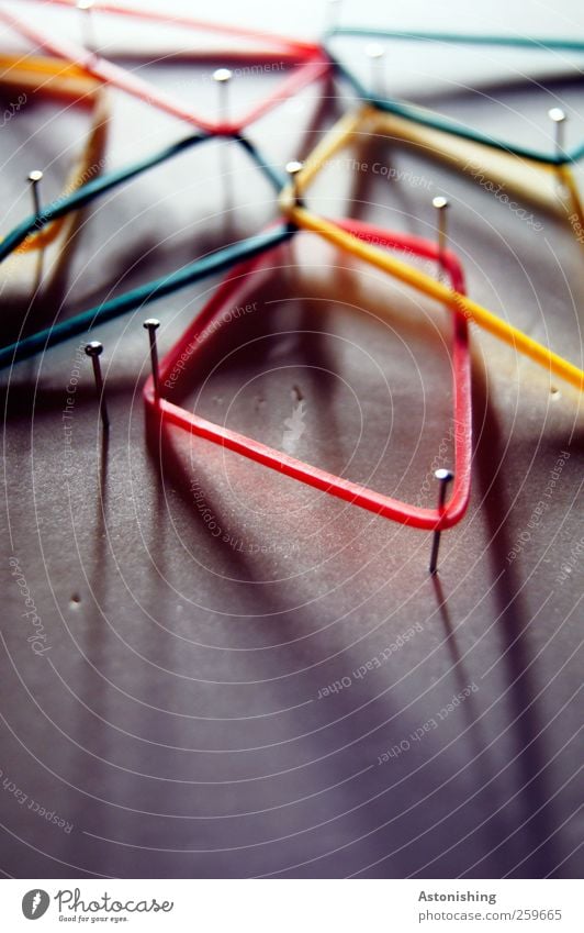 spannend Kunst Kunststoff Schleife Netz Netzwerk dünn klein mehrfarbig gelb grau grün rot Gummi Gummiring Nadel Stecknadel Spannung gespannt Farbfoto