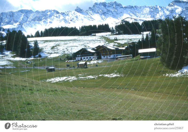 Seiser Alm Wiese Baum Hotel Mensch Restaurant Europa Haus Ferien & Urlaub & Reisen Dolomiten Tourist Tourismus überfüllt Unterkunft Berge u. Gebirge seiser