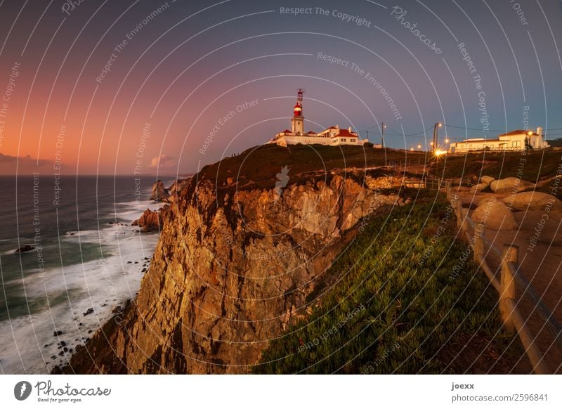 Leuchtturm auf steiler Felsküste mit Meer und Wellen und Gischt vor Abenddämmerung Felsenküste Landschaft Himmel Häuser Horizont Schönes Wetter Portugal