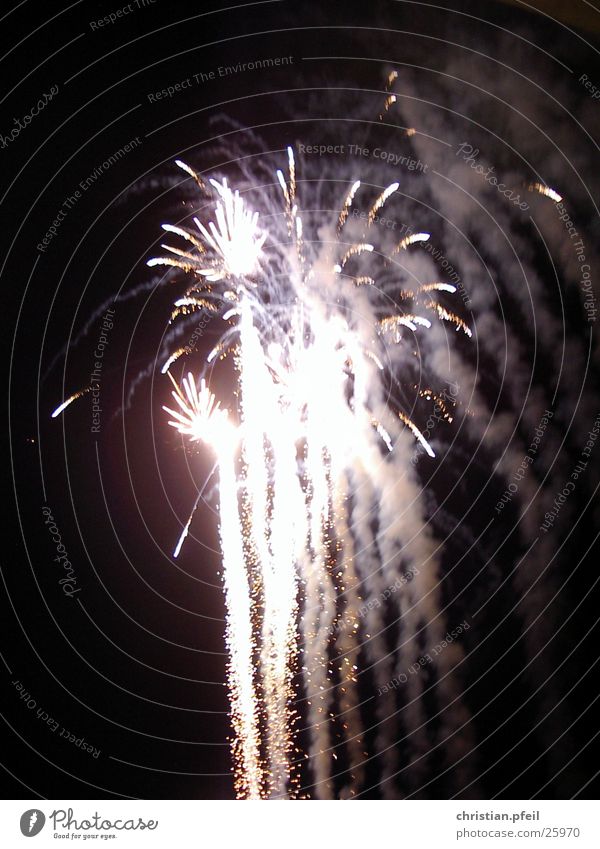 Feuerwerk Licht rot weiß Beleuchtung erleuchten Rascheln Strand Promenade laut verrückt mehrfarbig grün dunkel schlechtes Wetter Italien Schwanz