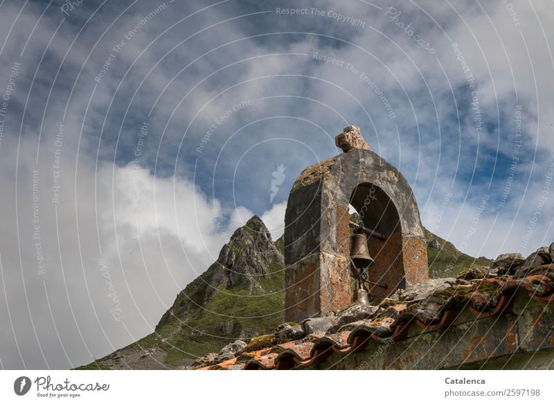 Gen Himmel, Kirchenglocke Berge u. Gebirge wandern Natur Wolken Frühling Schönes Wetter Gipfel Alm Geröllfeld Gebäude Bergkapelle Dach Glockenbogen Stein Metall