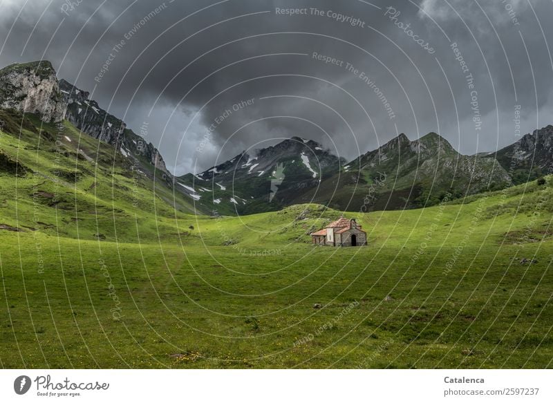 Dauerregen über eine Alm in den Bergen mit einer kleinen Kapelle Landschaft Himmel Gewitterwolken Frühling Klima Klimawandel schlechtes Wetter Regen Schnee