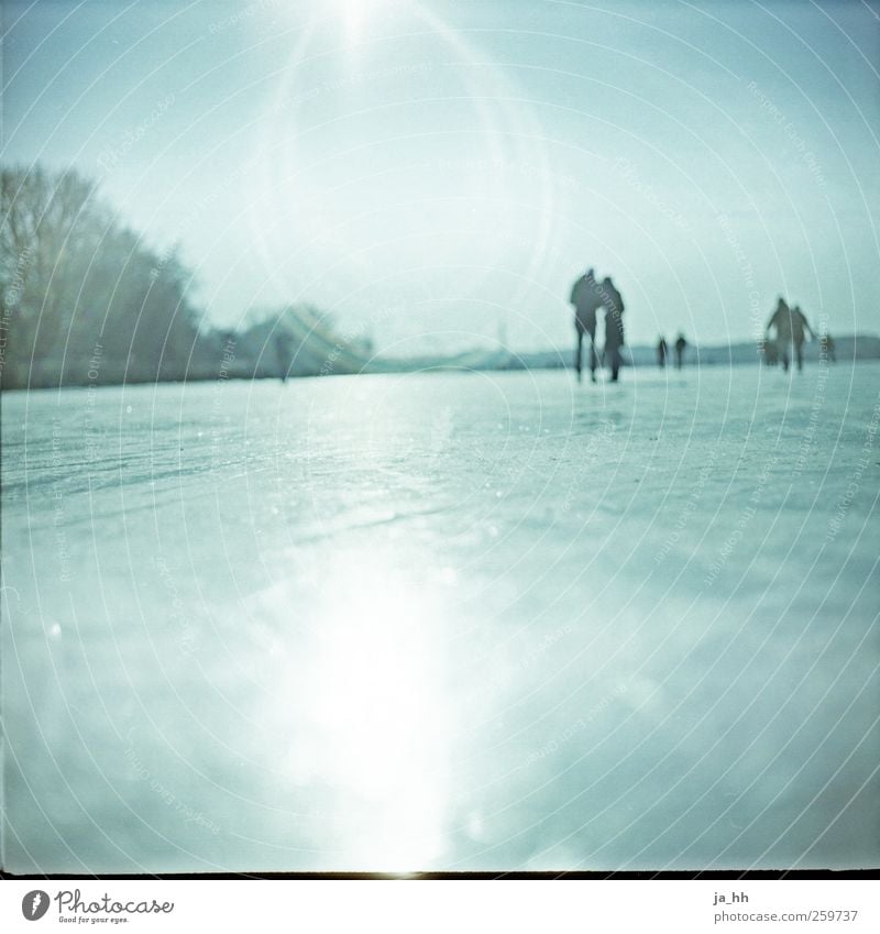 See - Außenalster gefroren Spaziergang Schlittschuhlaufen Tourismus Ausflug Winter Schnee Paar Leben Sonne Eis Frost Park Seeufer Alster Hamburg