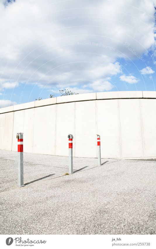 Durchfahrt Luft Himmel Wolken Stadt Menschenleer Platz Durchgang Mauer Wand Beton Stein Asphalt Verkehr Straße Verkehrszeichen Verkehrsschild