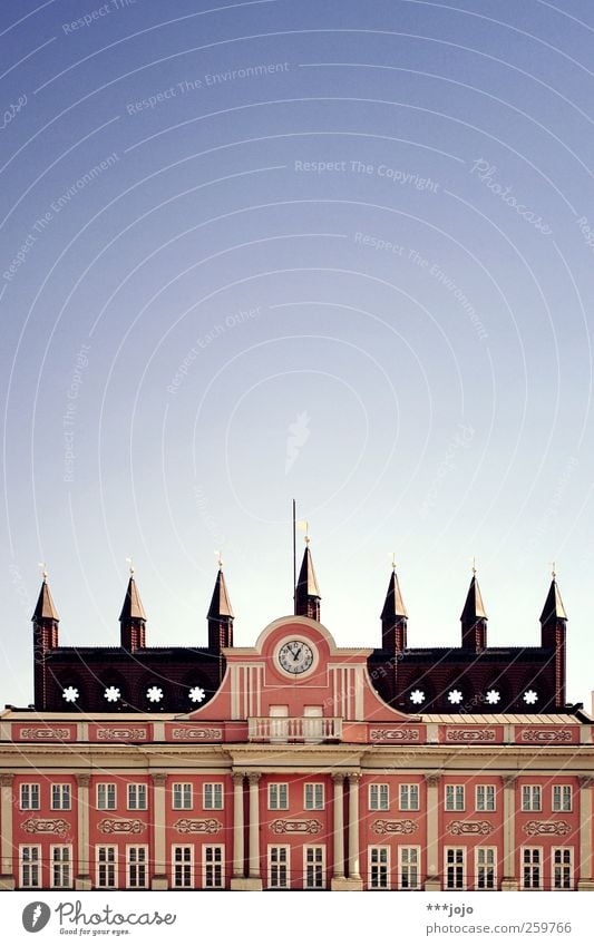 (ro)stockfotografie. Rostock alt Gebäude Bauwerk Rathaus Wahrzeichen Backsteingotik Turm Uhr Säule frontal Mecklenburg-Vorpommern Architektur Burg oder Schloss