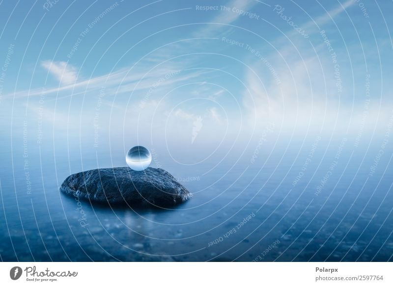 Kristallkugel auf einem Felsen in einer nebligen Meereslandschaft schön Wellness ruhig Meditation Strand Umwelt Natur Landschaft Himmel Nebel Küste Stein Kugel