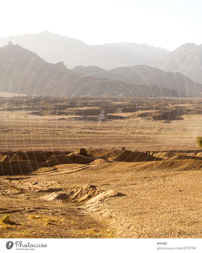 888 Umwelt Landschaft Sonnenlicht Sommer Wärme Dürre Hügel Felsen Berge u. Gebirge Wüste trocken gelb Sand Farbfoto Außenaufnahme Menschenleer Textfreiraum oben