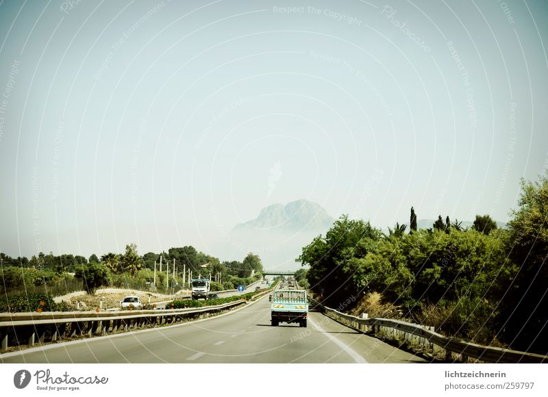 on the road Ausflug Abenteuer Ferne Sommer Landschaft Himmel Klimawandel Berge u. Gebirge Italien Sizilien Straße Fahrzeug PKW fahren Geschwindigkeit Horizont