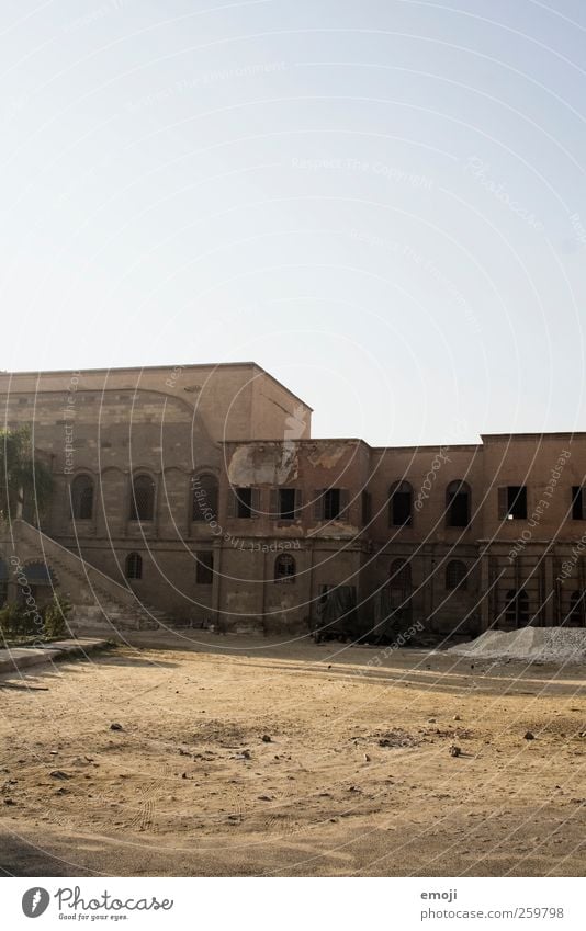 vergangene Zeiten Haus Mauer Wand Fassade Fenster alt trocken verfallen Verfall Sand Einsamkeit Menschenleer Unbewohnt Unbewohnbar kaputt Farbfoto Außenaufnahme