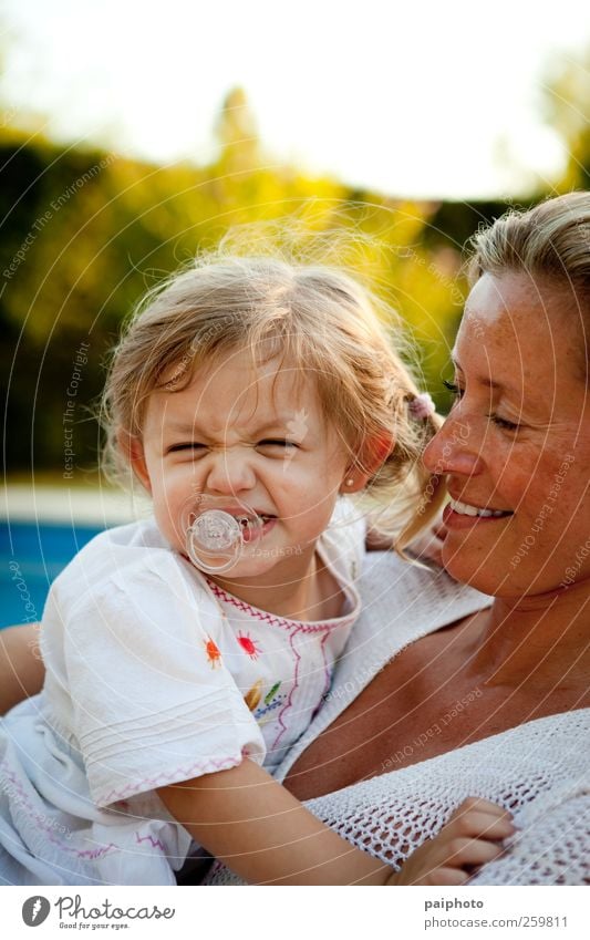 Mutter und Tochter blond Zopf Kaukasier Wange Kind Nahaufnahme Kleid Gesicht Mädchen gold Zeit Umarmen Liebkosen Indie klein Lippen Liebe lieblich verwöhnen