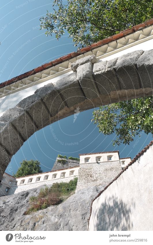 Durchblick Riegersburg Österreich Bundesland Steiermark Dorf Tor Bauwerk Gebäude Architektur Sehenswürdigkeit Wahrzeichen Denkmal historisch blau weiß