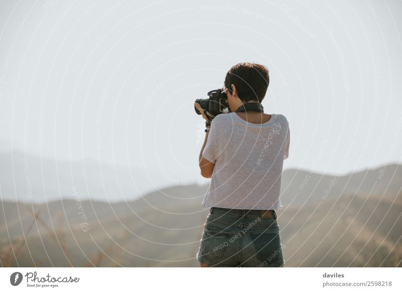 Frau fotografiert in der Natur Lifestyle Freizeit & Hobby Ferien & Urlaub & Reisen Ausflug Abenteuer Freiheit Berge u. Gebirge Fotokamera Mensch feminin