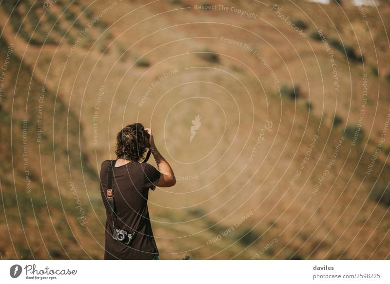 Der Mensch fotografiert die Natur. Lifestyle Ferien & Urlaub & Reisen Abenteuer Sommer Berge u. Gebirge maskulin Junger Mann Jugendliche Erwachsene Rücken 1