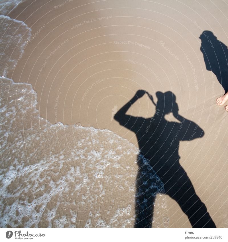 Es hätte so ein schönes Urlaubsfoto werden können Strand Meer Wellen Mensch Beine Fuß 2 Sand Wasser stehen Barfuß Fotografieren Körperhaltung Farbfoto