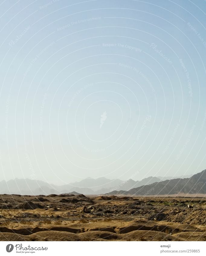 Littering Umwelt Natur Landschaft Himmel Wolkenloser Himmel Wärme Dürre Hügel Felsen Berge u. Gebirge Wüste trocken blau Ferne Boden Erde Farbfoto Außenaufnahme