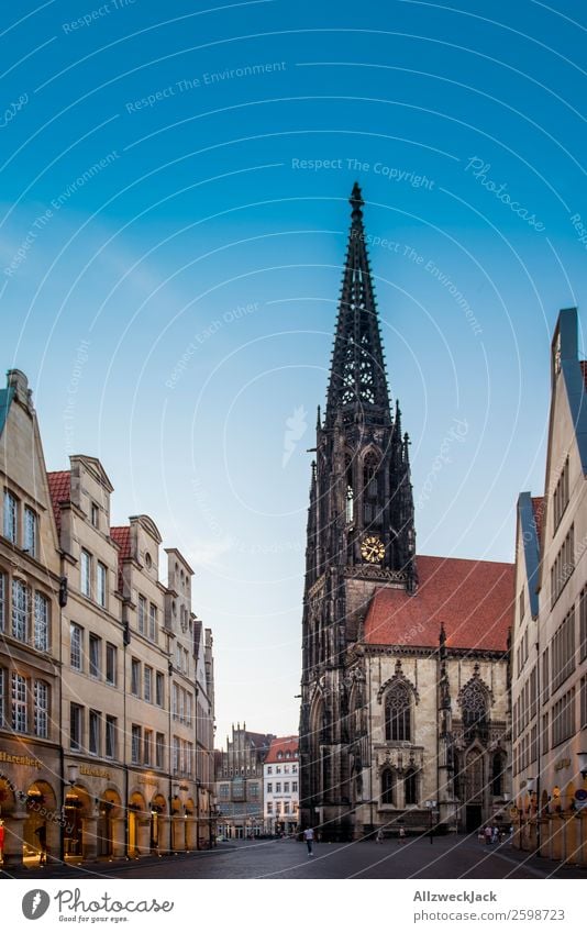 mitten in Münster Deutschland Dom Stadtzentrum Altstadt Haus Sightseeing Straße Turm Schönes Wetter Blauer Himmel Wolkenloser Himmel Menschenleer