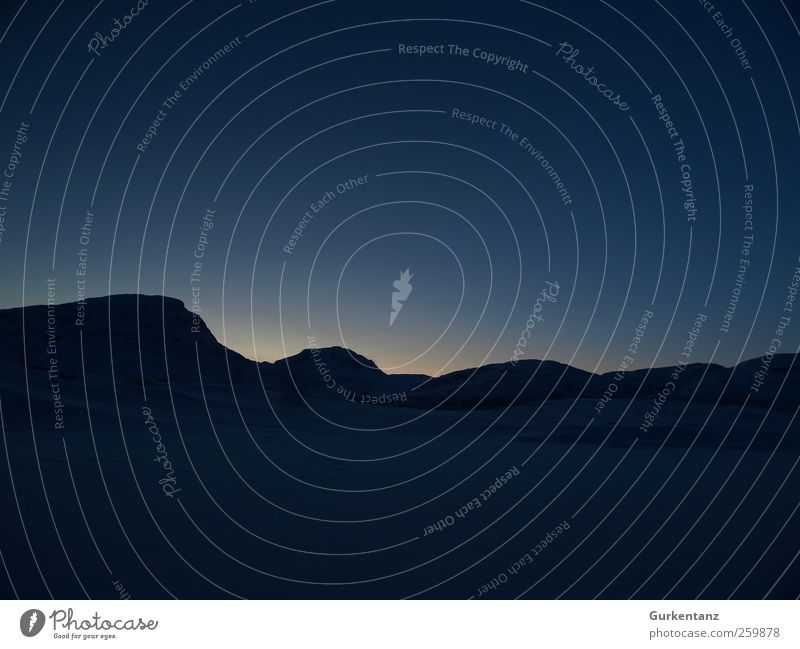 High Noon Polarnacht Landschaft Himmel Wolkenloser Himmel Horizont Sonnenaufgang Sonnenuntergang Winter Hügel Berge u. Gebirge Zufriedenheit schön Ferne Lapland