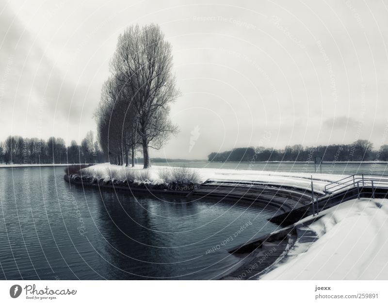 Wasserweg Landschaft Himmel Wolken Horizont Winter Baum Flussufer alt dunkel blau grau schwarz weiß Stimmung ruhig Traurigkeit kalt Wege & Pfade Farbfoto