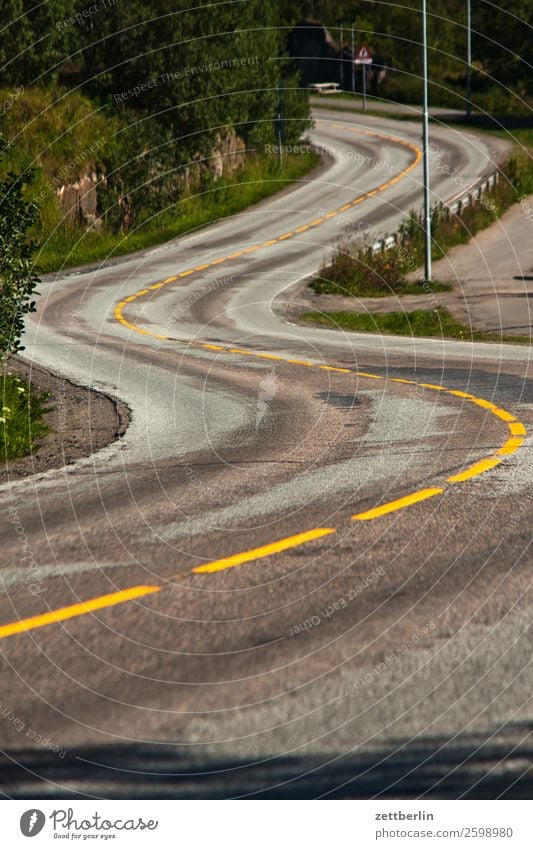 E 10 bei Kabelvåg Straße Landstraße Kurve Serpentinen Schlangenlinie schlangenförmig gefährlich Risiko Mittelstreifen Fernstraße Güterverkehr & Logistik Verkehr