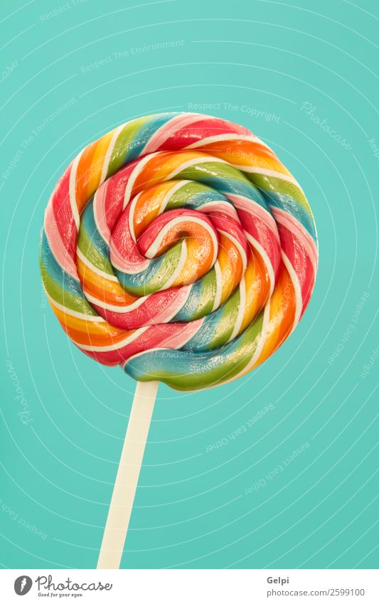 Schöner Lolli mit vielen Farben in einer Spirale auf blauem Hintergrund. Dessert Essen Freude Kindheit hell lecker retro rot weiß Bonbon Lebensmittel Lollipop