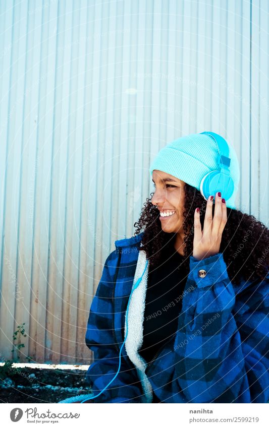 Junge Frau beim Musikhören Lifestyle Stil Haare & Frisuren Leben Freizeit & Hobby Winter Headset Technik & Technologie Unterhaltungselektronik Mensch feminin