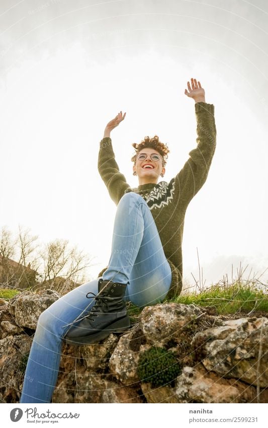 Junge rothaarige Frau, die die Natur genießt. Lifestyle Freude Glück schön Haare & Frisuren Leben Sinnesorgane Erholung Freizeit & Hobby Freiheit Mensch feminin