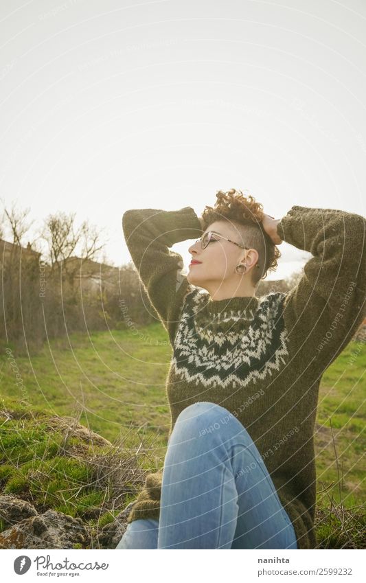 Junge rothaarige Frau, die die Natur genießt. Lifestyle Stil Freude Glück schön Haare & Frisuren Gesundheit Wellness Leben harmonisch Wohlgefühl Sinnesorgane